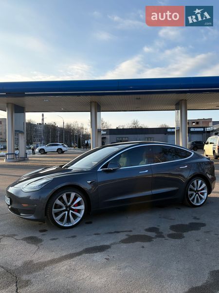 Седан Tesla Model 3 2018 в Черкасах