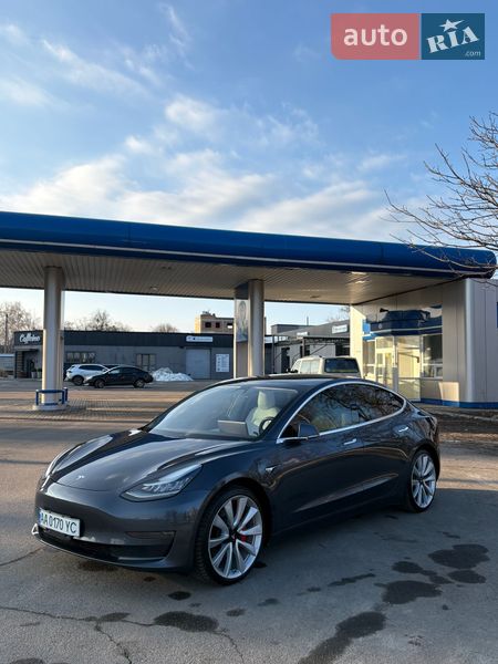 Седан Tesla Model 3 2018 в Черкасах