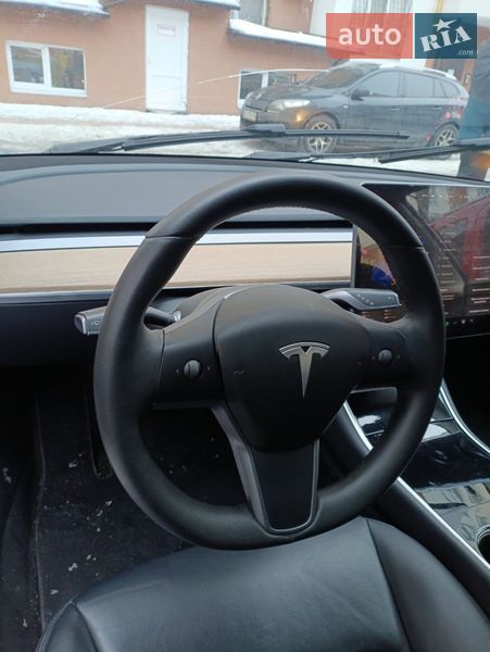 Седан Tesla Model 3 2020 в Киеве