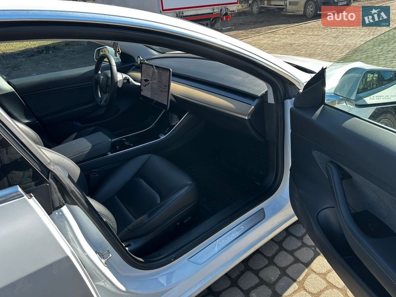 Седан Tesla Model 3 2019 в Львове