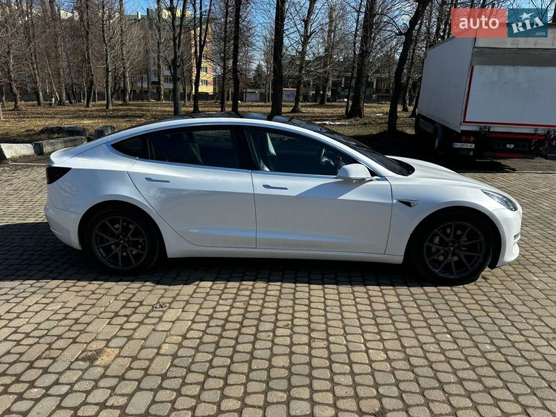 Седан Tesla Model 3 2019 в Львове