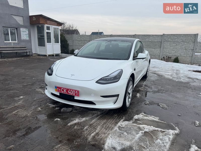 Седан Tesla Model 3 2022 в Новой Водолаге