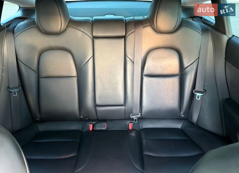 Седан Tesla Model 3 2020 в Ровно