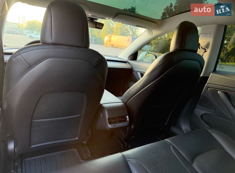 Седан Tesla Model 3 2020 в Ровно