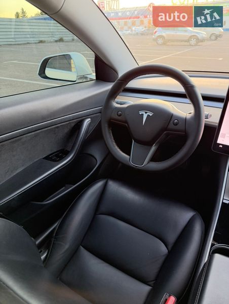 Седан Tesla Model 3 2020 в Ровно