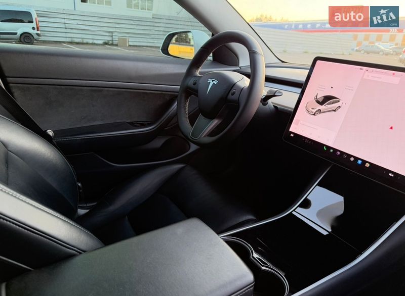 Седан Tesla Model 3 2020 в Ровно