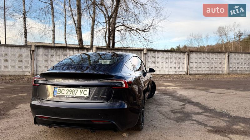 Седан Tesla Model 3 2024 в Новояворовске