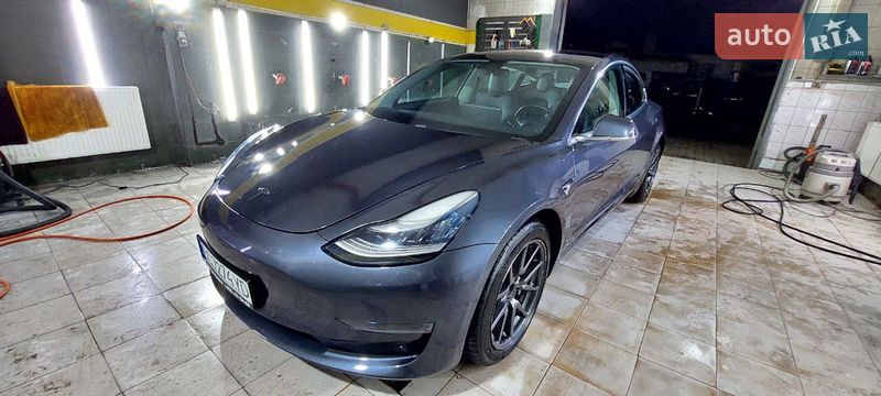 Седан Tesla Model 3 2018 в Львове