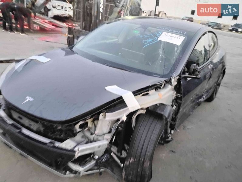 Седан Tesla Model 3 2023 в Львове