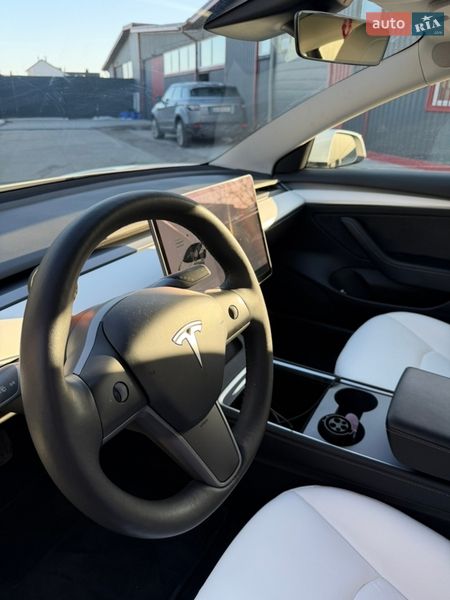 Седан Tesla Model 3 2021 в Киеве