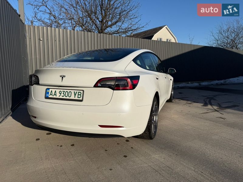 Седан Tesla Model 3 2021 в Киеве