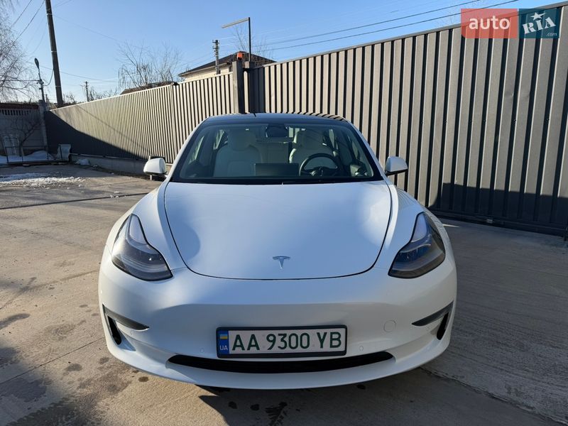 Седан Tesla Model 3 2021 в Киеве