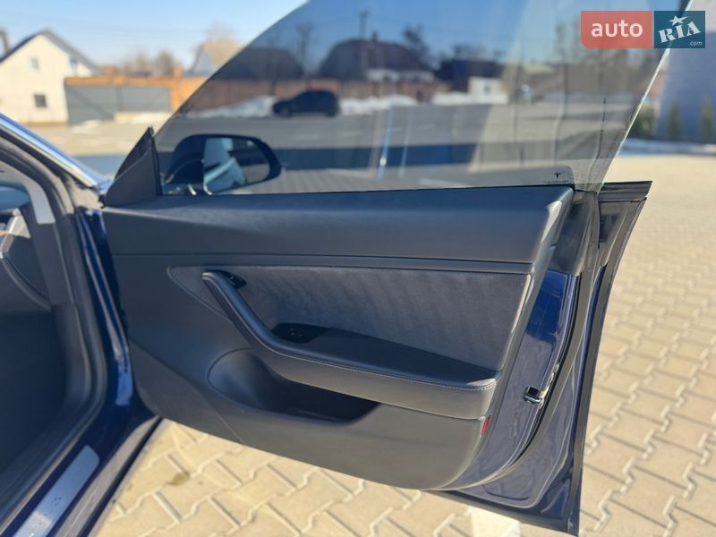 Седан Tesla Model 3 2018 в Дубно