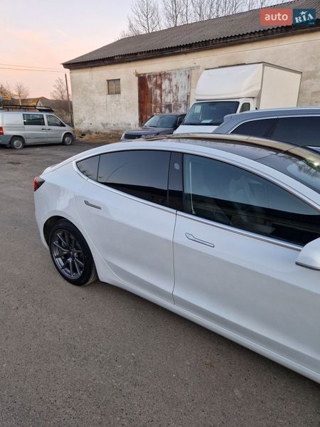 Седан Tesla Model 3 2020 в Долине