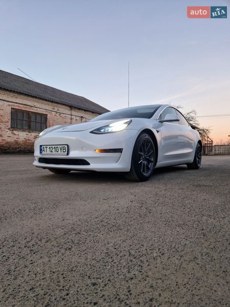 Седан Tesla Model 3 2020 в Долине