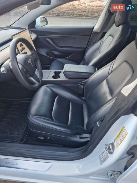 Седан Tesla Model 3 2020 в Долине