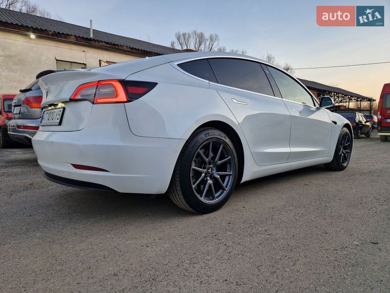 Седан Tesla Model 3 2020 в Долине