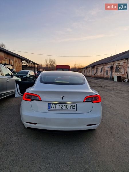Седан Tesla Model 3 2020 в Долине