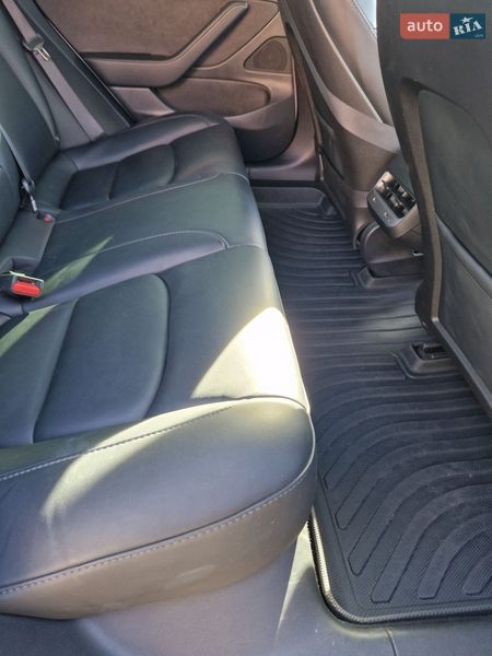 Седан Tesla Model 3 2020 в Долине