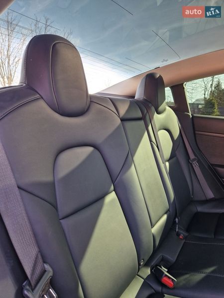 Седан Tesla Model 3 2020 в Долине