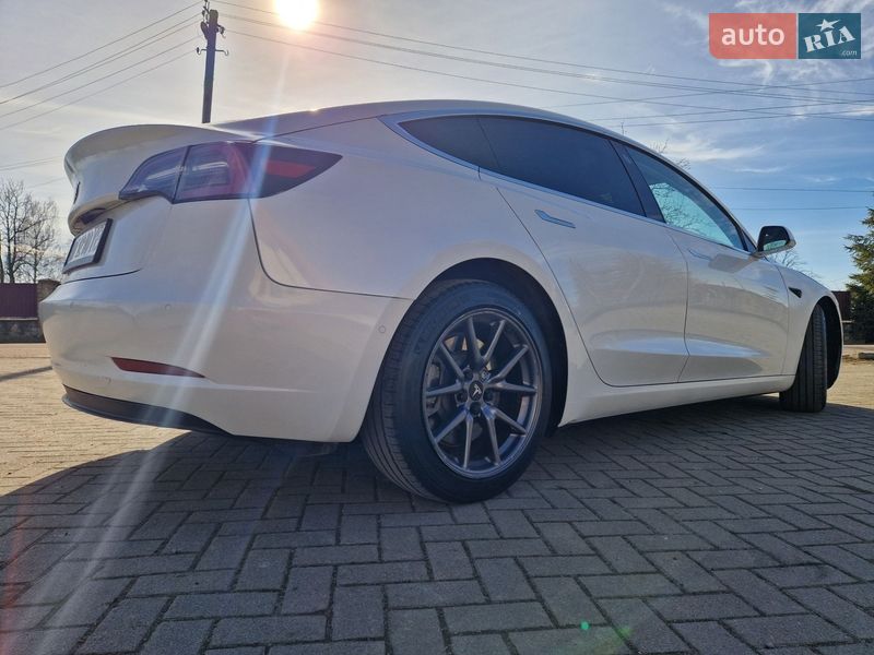 Седан Tesla Model 3 2020 в Долине