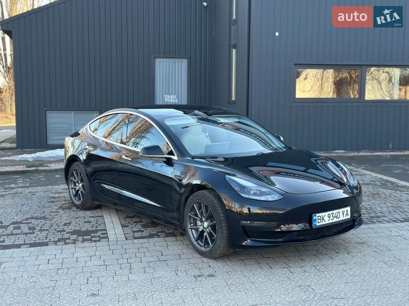 Седан Tesla Model 3 2020 в Ровно