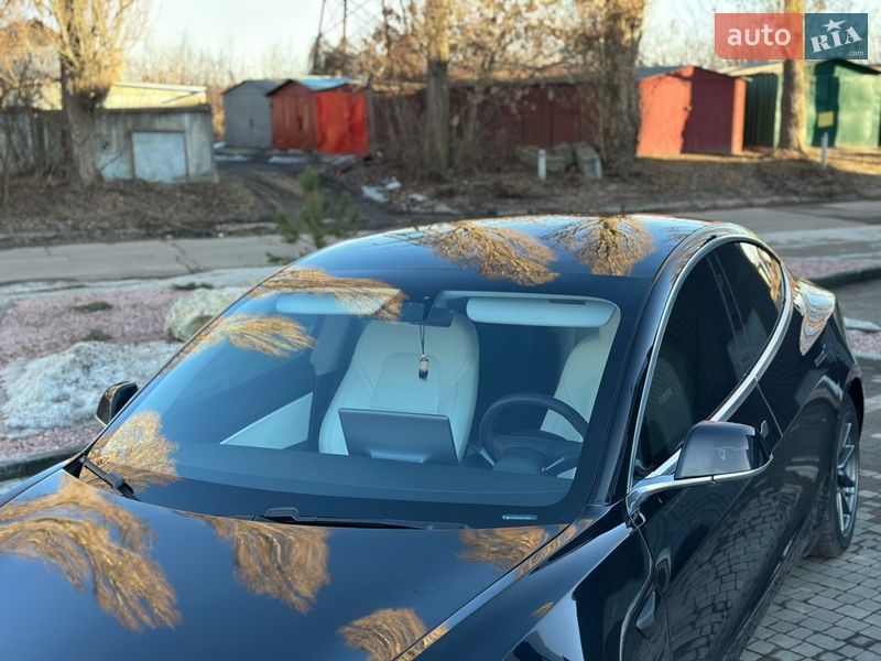 Седан Tesla Model 3 2020 в Ровно