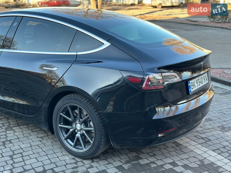 Седан Tesla Model 3 2020 в Ровно