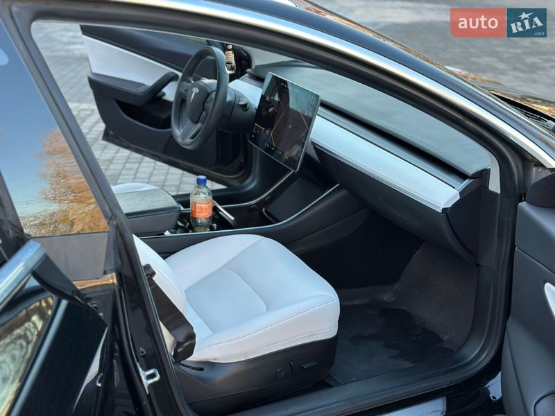 Седан Tesla Model 3 2020 в Ровно