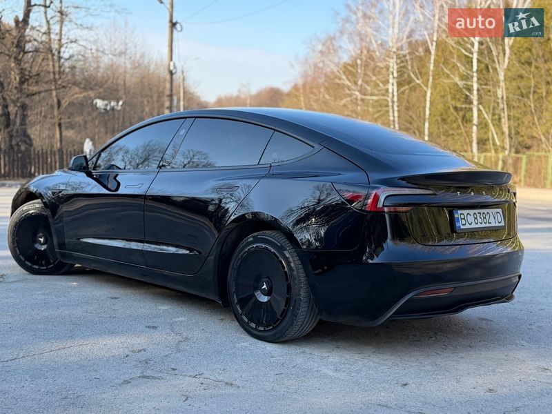 Седан Tesla Model 3 2025 в Трускавці