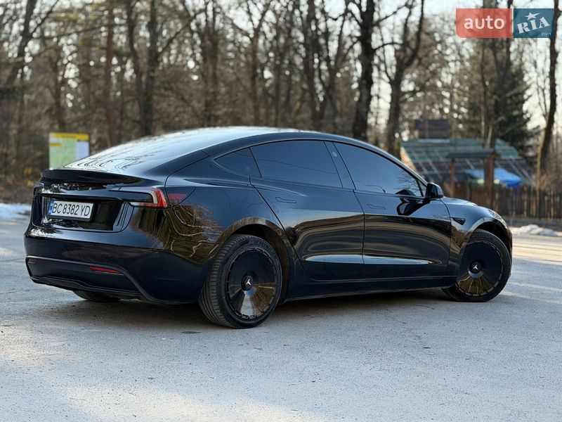 Седан Tesla Model 3 2025 в Трускавці