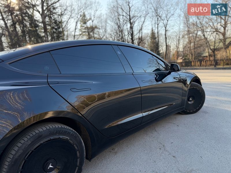 Седан Tesla Model 3 2025 в Трускавці