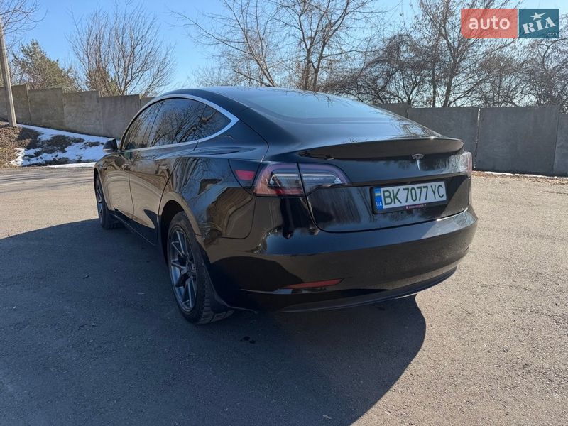 Седан Tesla Model 3 2018 в Ровно