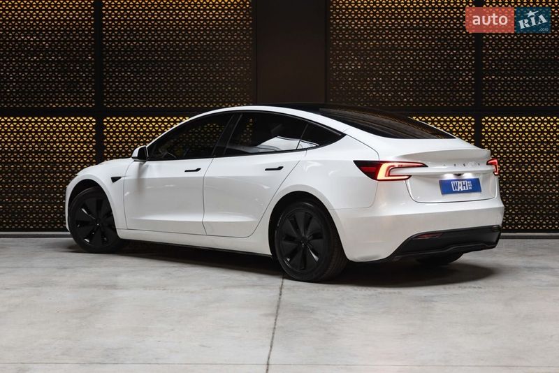 Седан Tesla Model 3 2024 в Луцке