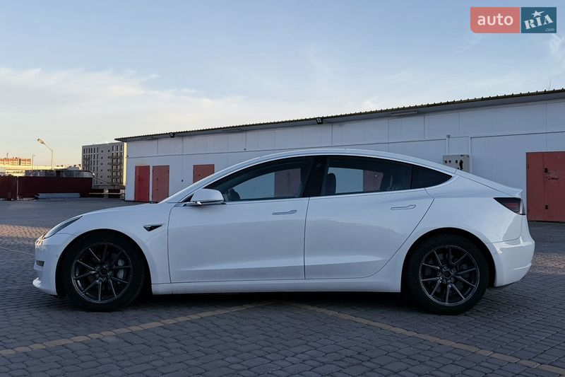 Седан Tesla Model 3 2020 в Львове