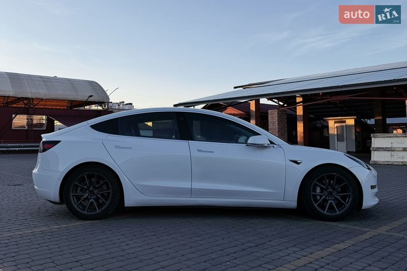 Седан Tesla Model 3 2020 в Львове