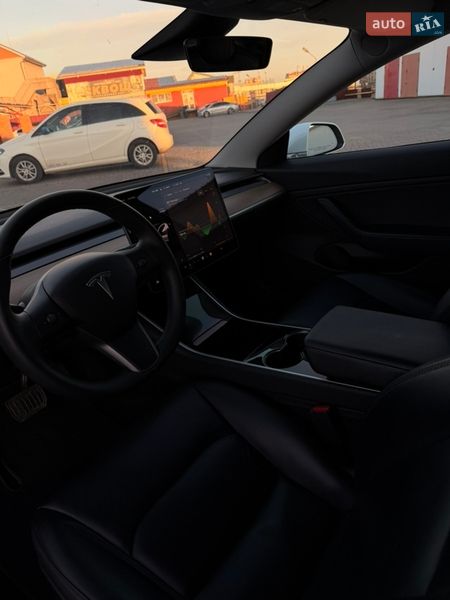 Седан Tesla Model 3 2020 в Львове