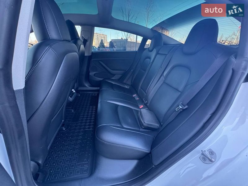 Седан Tesla Model 3 2022 в Киеве