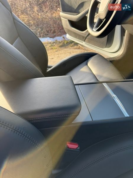 Седан Tesla Model 3 2024 в Снятине