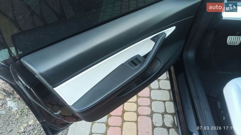 Седан Tesla Model 3 2021 в Виннице