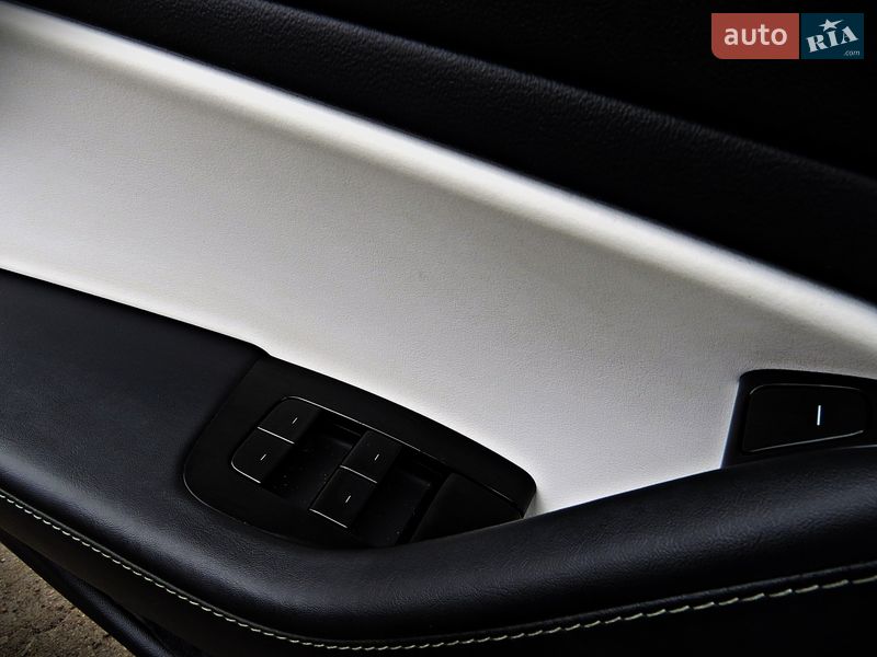 Седан Tesla Model 3 2019 в Черкасах