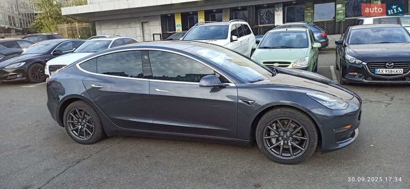Седан Tesla Model 3 2019 в Киеве