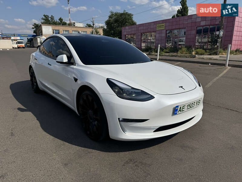 Седан Tesla Model 3 2022 в Чернівцях