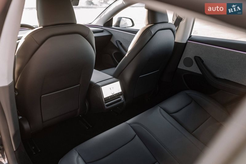 Седан Tesla Model 3 2025 в Ровно