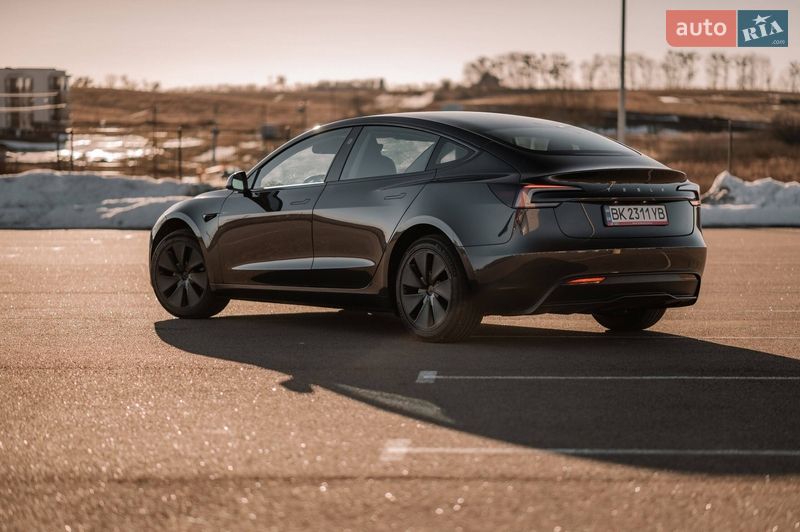 Седан Tesla Model 3 2025 в Ровно