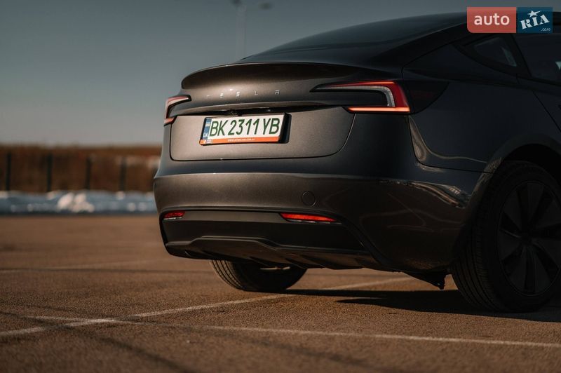Седан Tesla Model 3 2025 в Ровно