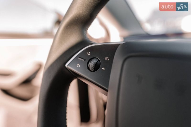 Седан Tesla Model 3 2025 в Ровно