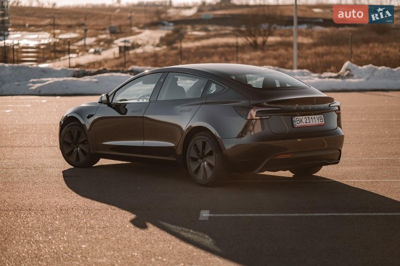 Седан Tesla Model 3 2025 в Ровно