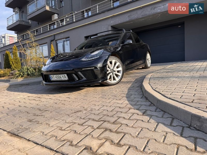 Седан Tesla Model 3 2020 в Івано-Франківську