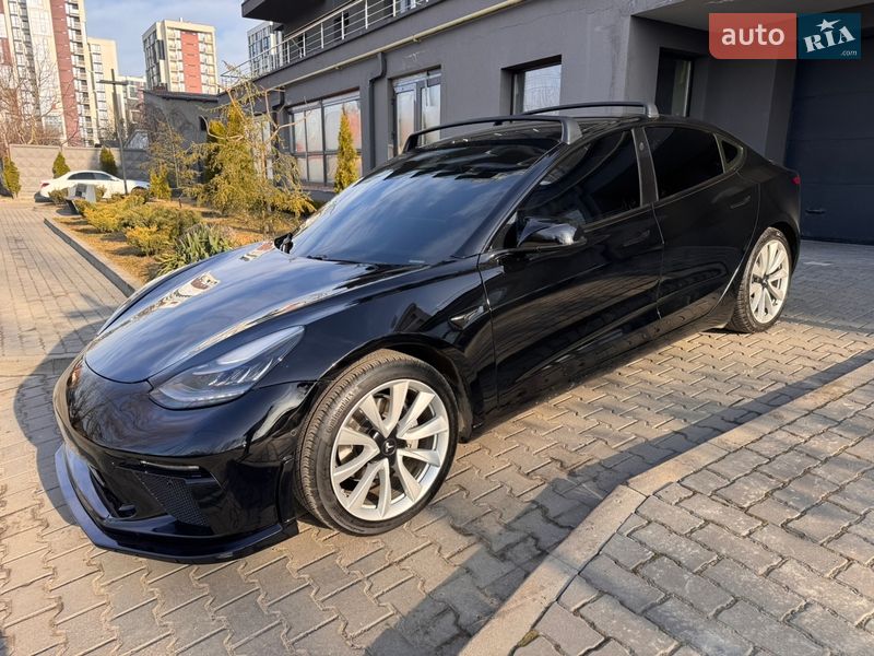 Седан Tesla Model 3 2020 в Івано-Франківську